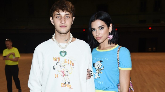 Duh Mesranya! Simak Tampilan Dua Lipa dan Anwar Hadid yang Penuh Warna Saat Kencan