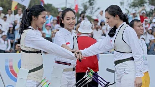 3 Srikandi merupakan film biopik yang diangkat dari kisah perjuangan tiga atlet Indonesia, Nurfitriyana Saiman, Lilies Handayani, dan Kusuma Wardhani.
