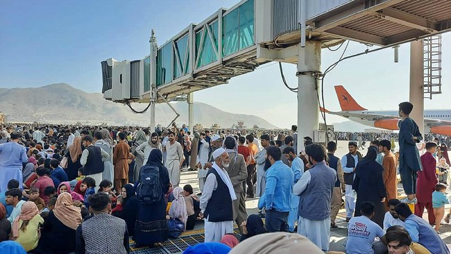 Aisha Ahmad seorang mahasiswi di Kabul, Afghanistan ketakutan dan sempat beranggapan bahwa ini adalah akhir hidupnya. 