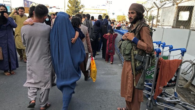 Sejumlah negara memulangkan warganya di Afghanistan, terutama setelah situasi kian tak menentu usai Taliban menduduki Istana Kepresidenan pada Minggu (15/8).