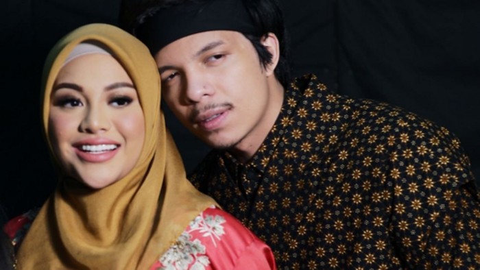 Gaya Aurel Hermansyah dan Krisdayanti di Video Klip This is Indonesia