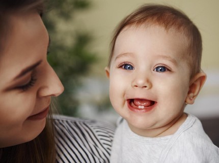 Urutan Pertumbuhan Gigi Bayi Normal Sesuai Usia & Tips Merangsang agar Cepat Tumbuh