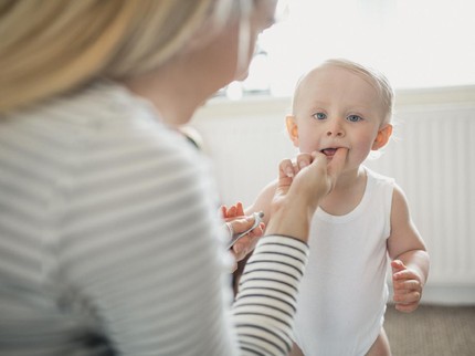 9 Cara Merangsang Pertumbuhan Gigi Si Kecil, Coba Pijat Gusinya Bun