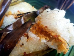 Gurih Pedas Gogos Kambu, Lontong Ketan Khas Polewali Mandar