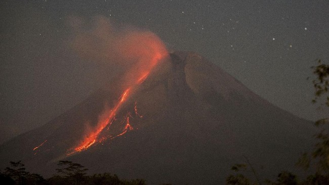 Gunung Merapi di perbatasan Jawa Tengah dan Daerah Istimewa Yogyakarta tercatat meluncurkan guguran lava sebanyak 60 kali dalam sepekan.