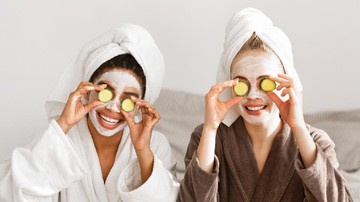 MENGGUNAKAN MASKER HINGGA PIJAT WAJAH
