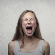 5 Kebiasaan Buruk Ini Bisa Memicu Penuaan Dini, Ada yang Suka Ngomel Bikin Cepet Tua! Beneran?