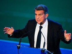 Duh, Joan Laporta Adu Mulut dengan Fans Barcelona