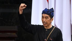 Nestapa Masyarakat Adat di Balik Jubah Badui Presiden Jokowi