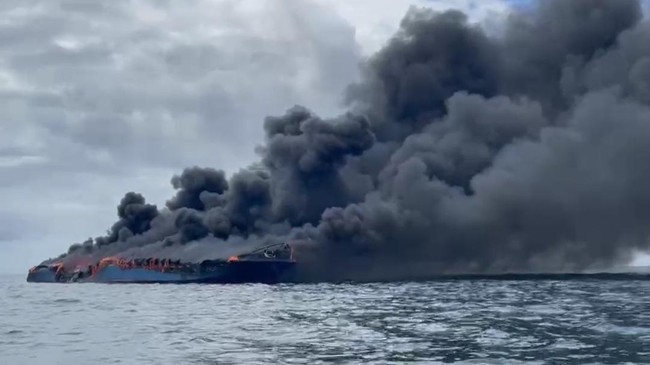 Puluhan penumpang dan ABK terpaksa meloncat ke laut untuk menyelamatkan diri dari kebakaran hebat KM Bukit Sumber Poleang di perairan Bombana, Sultra.