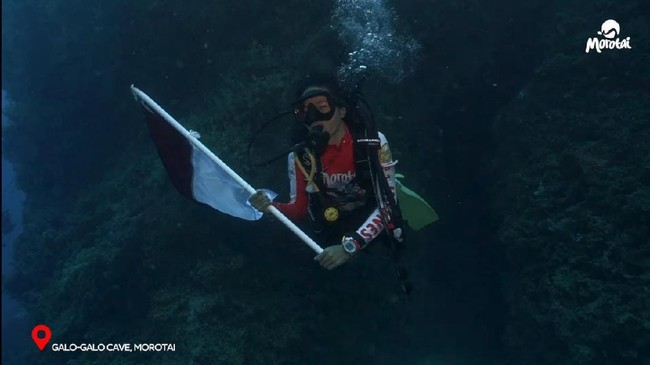 Ketua TP-PKK Kabupaten Pulau Morotai, Sherly Tjoanda memimpin pengibaran Bendera Merah Putih di dalam laut dalam rangka peringatan HUT RI ke-76.