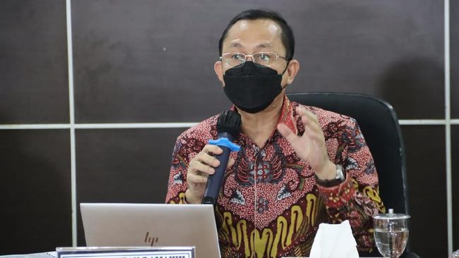 Ketua Komnas HAM Ahmad Taufan Damanik menyebut pihaknya akan membantu mencari jalan keluar terhadap kondisi kesehatan Lukas di tengah proses hukumnya.