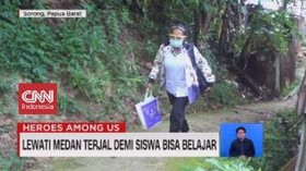 VIDEO: Lewati Medan Terjal Demi Siswa Bisa Belajar
