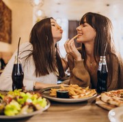 5 Zodiak yang Dikenal Paling Doyan Makan, Cocok Jadi Partner Wisata Kuliner Nih!