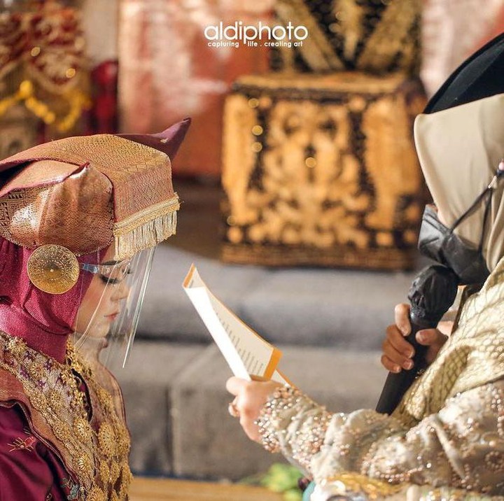 <p>Seperti acara-acara sebelumnya, prosesi yang dilakukan tersebut juga berjalan dengan baik dan penuh haru, lho. (Foto: Instagram @aldiphoto)</p>