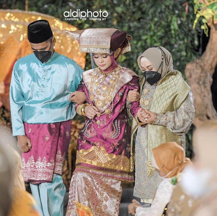 <p>Berikut potret Lesti Kejora di acara Malam Bainai bersama kedua orangtuanya yang selalu setia mendampingi di berbagai kesempatan. (Foto: Instagram @aldiphoto)</p>