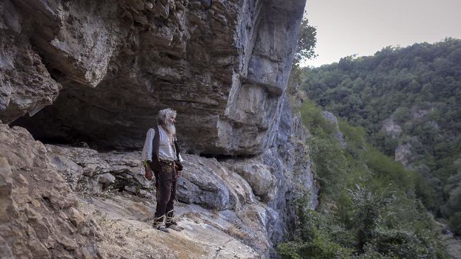 20 Years Old, Serbian Man Comes Out of Cave for Covid Vaccine