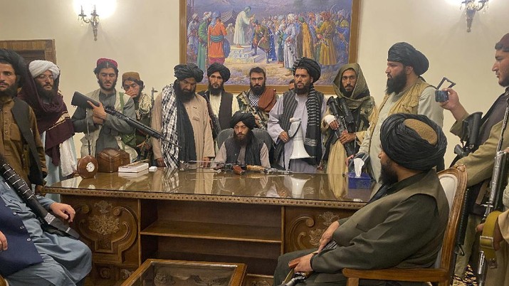 Pejuang Taliban menguasai istana kepresidenan Afghanistan setelah Presiden Afghanistan Ashraf Ghani melarikan diri. (AP/Zabi Karimi)