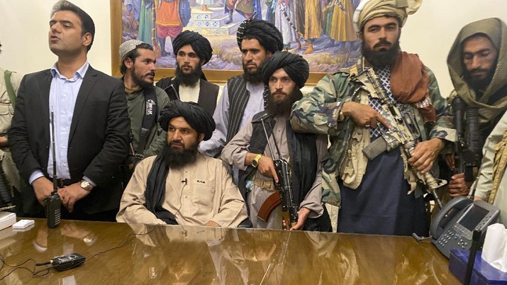Pejuang Taliban menguasai istana kepresidenan Afghanistan setelah Presiden Afghanistan Ashraf Ghani melarikan diri. (AP/Zabi Karimi)