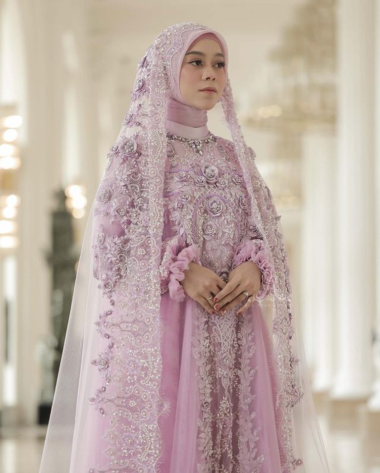 Potret Anggun Lesti Kejora dalam Balutan Busana Lilac Bertabur Payet & Mutiara Lesti Kejora tampil anggun dan memukau saat pengajian jelang acara pernikahannya. Yuk intip detail busananya!