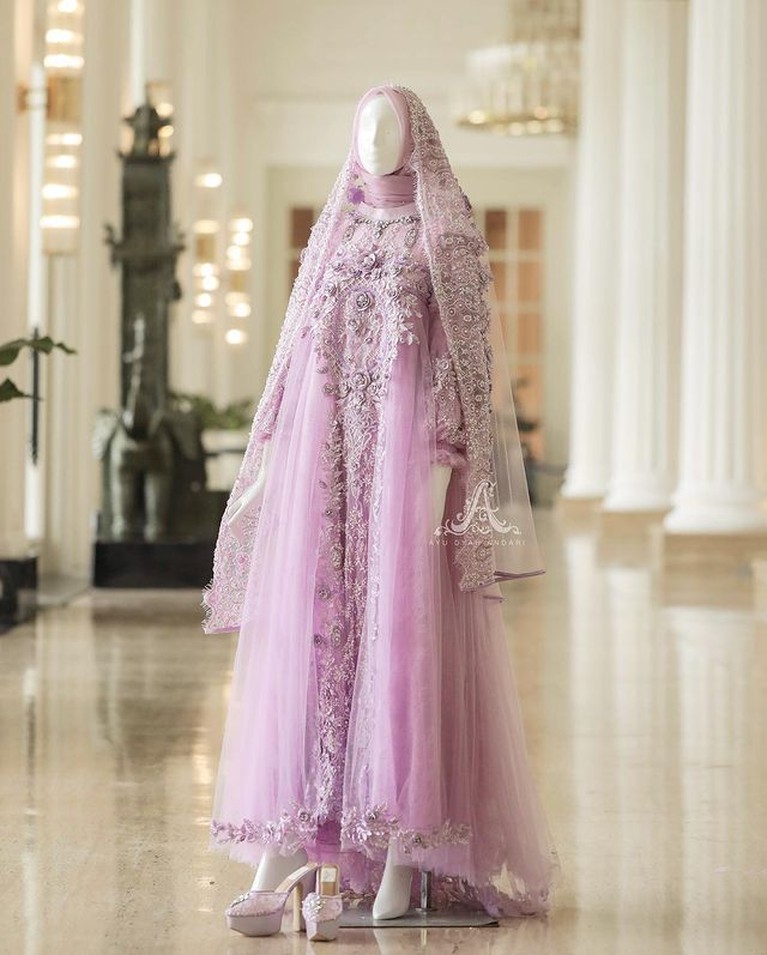 Potret Anggun Lesti Kejora dalam Balutan Busana Lilac Bertabur Payet & Mutiara Lesti Kejora tampil anggun dan memukau saat pengajian jelang acara pernikahannya. Yuk intip detail busananya!