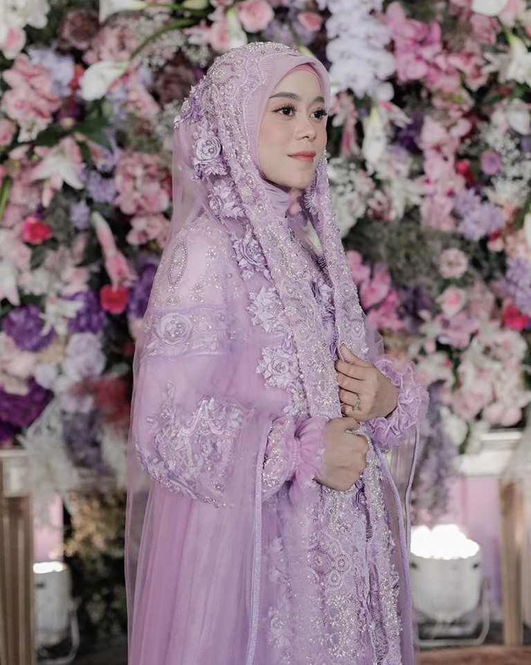 Potret Anggun Lesti Kejora dalam Balutan Busana Lilac Bertabur Payet & Mutiara Lesti Kejora tampil anggun dan memukau saat pengajian jelang acara pernikahannya. Yuk intip detail busananya!