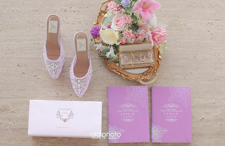 Potret Anggun Lesti Kejora dalam Balutan Busana Lilac Bertabur Payet & Mutiara Lesti Kejora tampil anggun dan memukau saat pengajian jelang acara pernikahannya. Yuk intip detail busananya!