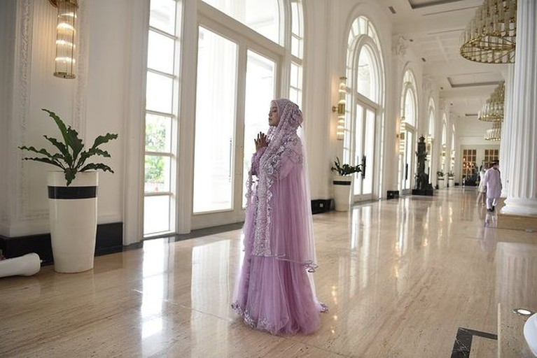 Potret Anggun Lesti Kejora dalam Balutan Busana Lilac Bertabur Payet & Mutiara Lesti Kejora tampil anggun dan memukau saat pengajian jelang acara pernikahannya. Yuk intip detail busananya!