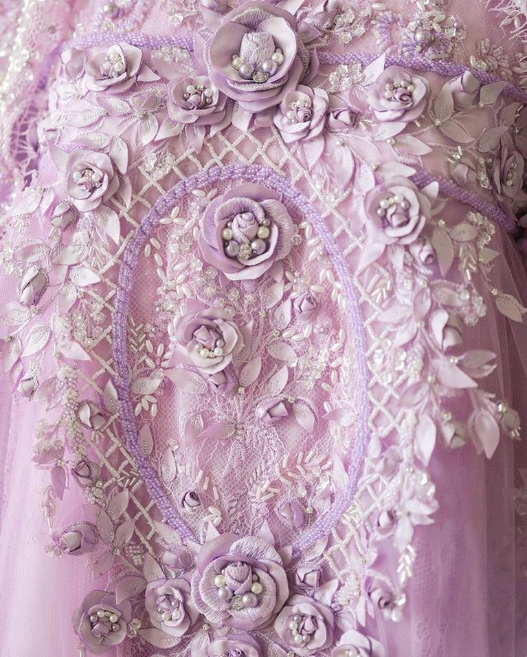 Potret Anggun Lesti Kejora dalam Balutan Busana Lilac Bertabur Payet & Mutiara Lesti Kejora tampil anggun dan memukau saat pengajian jelang acara pernikahannya. Yuk intip detail busananya!