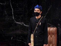 Presiden Jokowi dan Baju Adat Baduy Sederhana yang Dipakainya