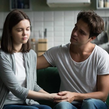img-title Mengenal Relationship Anxiety, Kondisi yang Bikin Hubungan Cepat Kandas!