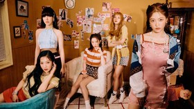 img-title Reveluv Bantu Red Velvet Menyapu hingga Menyetrika