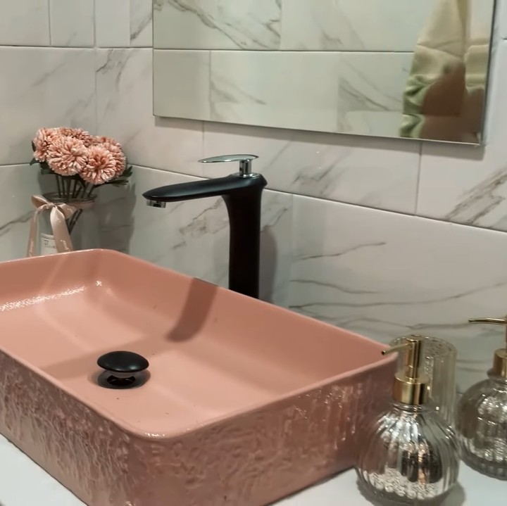 <p>Kamar mandi di rumah baru dipersiapkan khusus oleh Syahnaz. Ia bahkan memilih warna kesukaannya yaitu pink untuk wastafel. (Foto: YouTube Jeje & Nanas Channel)</p>