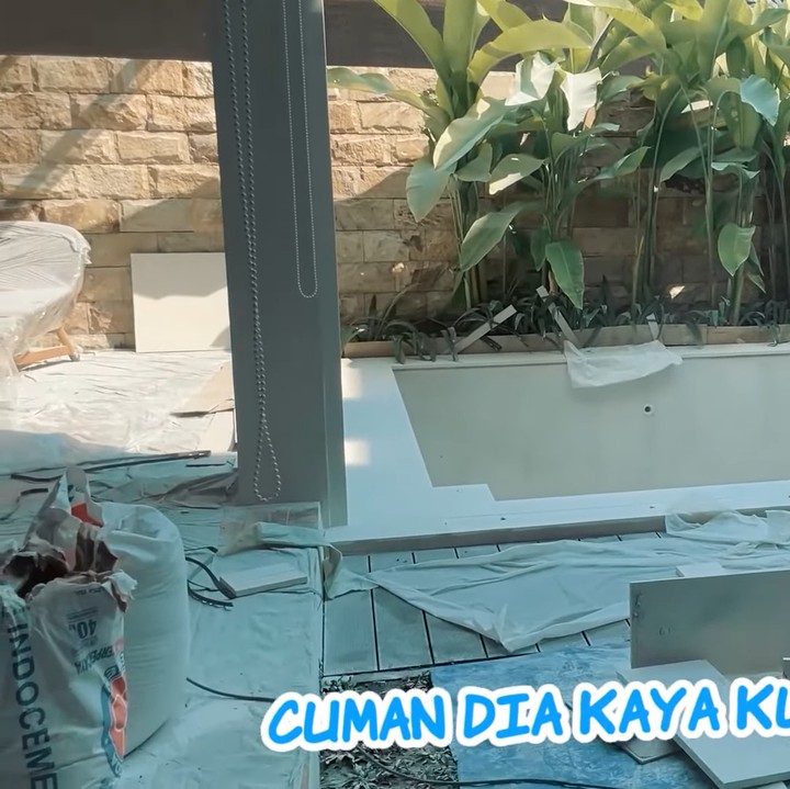 <p>Rumah tersebut akan dilengkapi dengan kolam renang. Kolam ini sempat beberapa kali direnovasi oleh Jeje karena belum merasa puas dengan desainnya. (Foto: YouTube Jeje & Nanas Channel)</p>