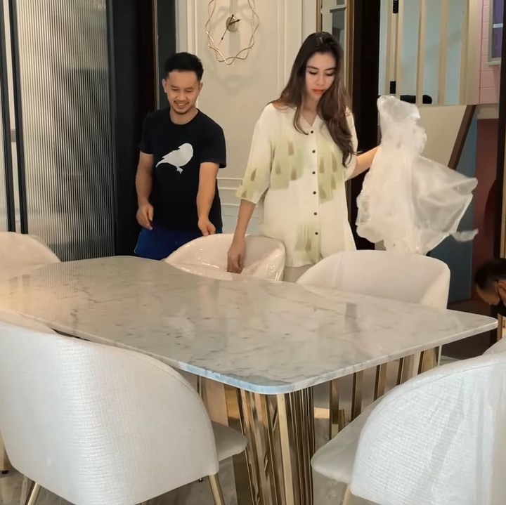 <p>Syahnaz Sadiqah juga telah mempersiapkan meja makan yang dapat digunakan untuk enam orang. Ia bercerita sempat menukar meja yang telah dibeli dengan meja milik sang Bunda. (Foto: YouTube Jeje & Nanas Channel)</p>