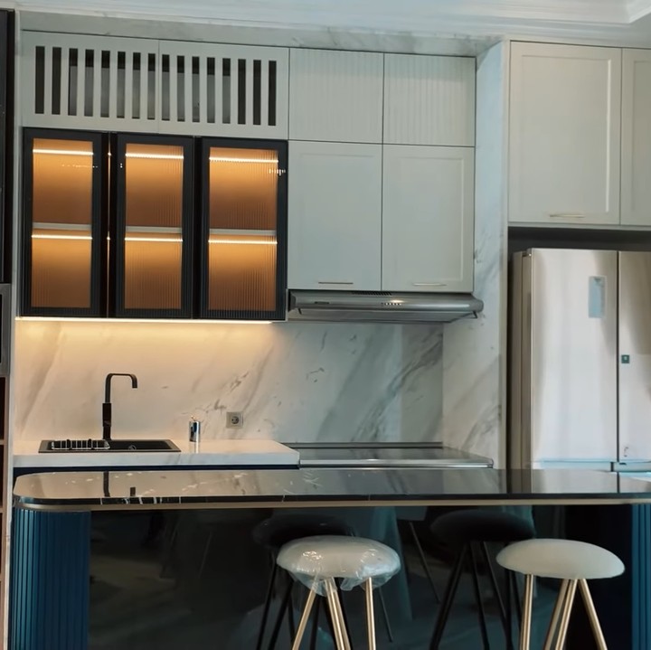 <p>Meja tersebut nantinya akan diletakkan di dekat dapur Syahnaz dan Jeje. Dapurnya sangat minimalis dengan perabotan modern. (Foto: YouTube Jeje & Nanas Channel)</p>