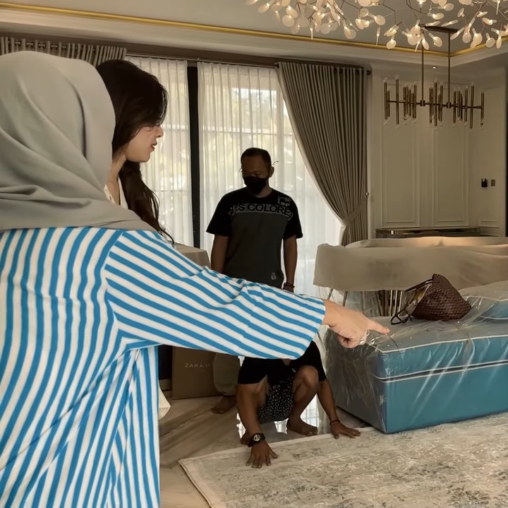 <p>Syahnaz Sadiqah dan Jeje Govinda sebentar lagi akan pindah rumah. Pasangan yang menikah pada 21 April 2018 itu tengah mempersiapkan rumah baru yang lebih luas. Apalagi mereka telah dikaruniai dua orang anak yang mulai tumbuh besar. (Foto: YouTube Jeje & Nanas Channel)</p>