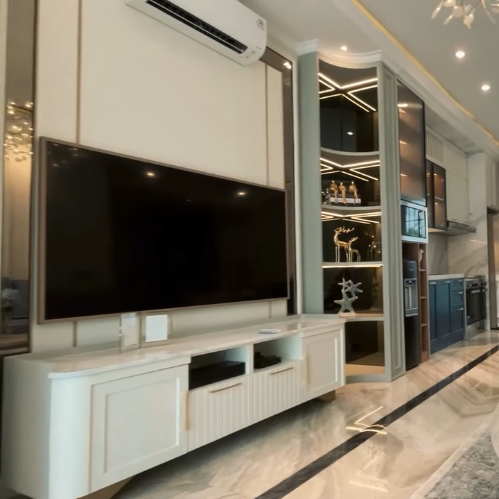 <p>Rumah baru Syahnaz dan Jeje memiliki interior yang didominasi oleh warna putih-beige. Sentuhan warna toska diberikan Syahnaz lewat sofa yang akan menjadi tempat berkumpulnya keluarga. (Foto: YouTube Jeje & Nanas Channel)</p>