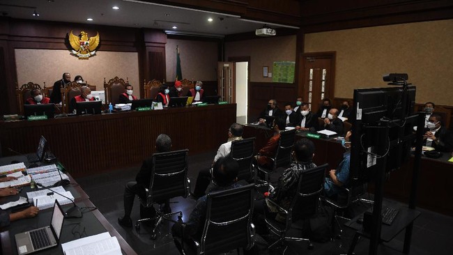 Eks tim pemeriksa pajak Ditjen Pajak Yulmanizar menyebut PT Gunung Madu menyerahkan uang sekitar Rp15 miliar untuk mengurangi pajak yang dibayar ke negara.