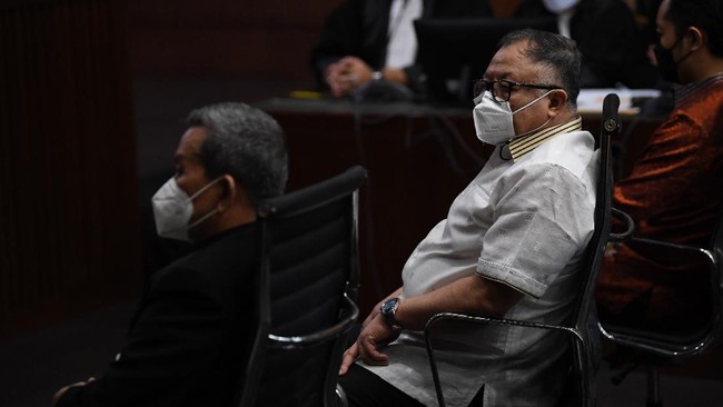 Mantan Dirut PT Asabri, Adam Damiri, akan ajukan Peninjauan Kembali atas vonis 16 tahun penjara. Kuasa hukum klaim ada bukti baru yang mendukung.