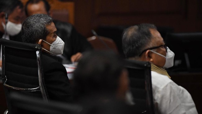 Sebanyak empat terdakwa kasus korupsi ASABRI divonis masing-masing 20 tahun hingga 15 tahun penjara.
