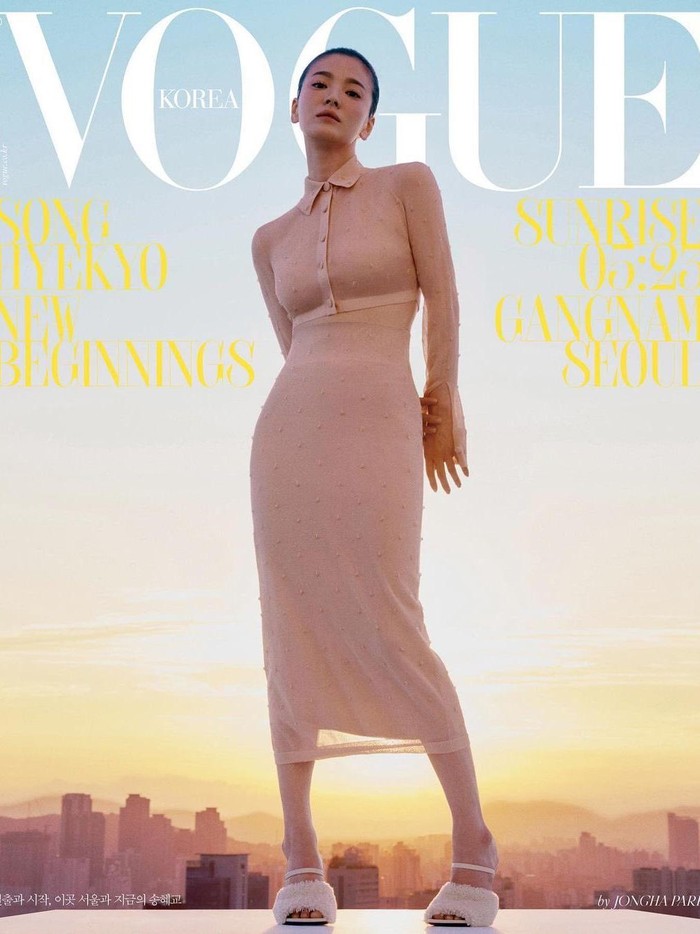 Song Hye Kyo tampil dalam balutan dress berwarna nude pink yang membuatnya tampak semakin awet muda. Dipadukan dengan riasan natural dan gaya rambut top bun yang sleek, Song Hye Kyo benar-benar terlihat chic dalam pemotretan kali ini!/Foto: Jongha Park