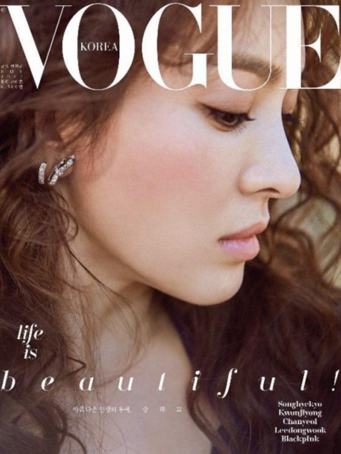 Sebelumnya, aktris Song Hye Kyo 'langganan' sebagai cover majalah Vogue Korea. Ia muncul sebagai cover utama majalah tersebut beberapa kali, dengan berbagai konsep dan tema yang memukau!/Foto: soompi.com