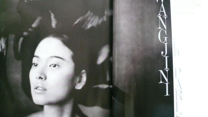 Selain itu, Song Hye Kyo juga menjadi artis Korea yang muncul sebagai cover majalah Vogue Korea di tahun 2007, lho! Dengan nuansa hitam putih, potret cantik Song Hye Kyo tetap terlihat menonjol, ya!/Foto: Paolo Roversi
