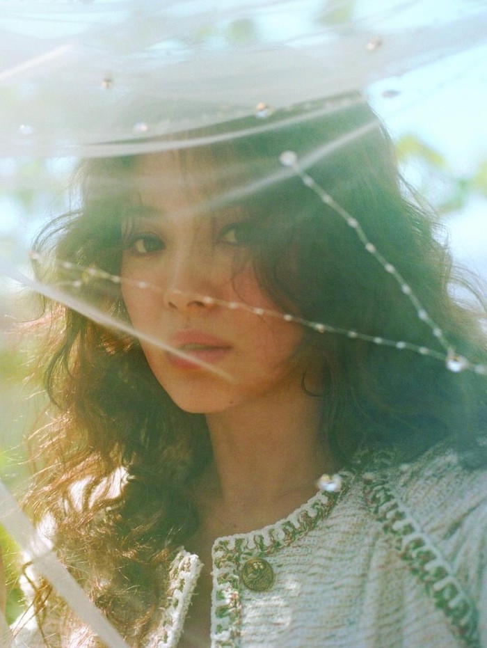 Dengan konsep yang dreamy, Song Hye Kyo juga tampil menawan dalam Vogue Korea 2017! Ia tampil beda dengan rambut curly dan riasan mata smokey eyes yang mempertegas bentuk matanya./Foto: hellokpop.com