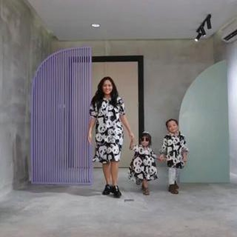 Style Rachel Vennya, Xabiru & Chava Saat Catwalk Bareng Kece Abis! Rachel Vennya membagikan sebuah video catwalk bareng kedua anaknya dengan style yang kece. Yuk intip!