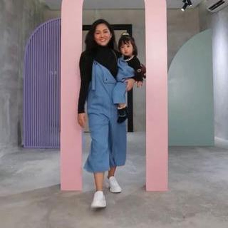 Style Rachel Vennya, Xabiru & Chava Saat Catwalk Bareng Kece Abis! Rachel Vennya membagikan sebuah video catwalk bareng kedua anaknya dengan style yang kece. Yuk intip!