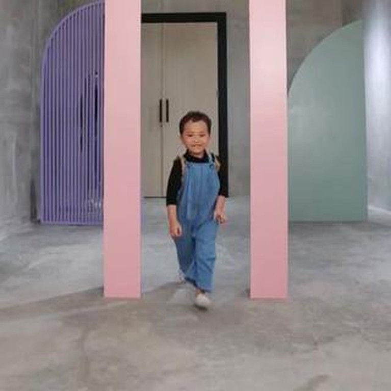 Style Rachel Vennya, Xabiru & Chava Saat Catwalk Bareng Kece Abis! Rachel Vennya membagikan sebuah video catwalk bareng kedua anaknya dengan style yang kece. Yuk intip!