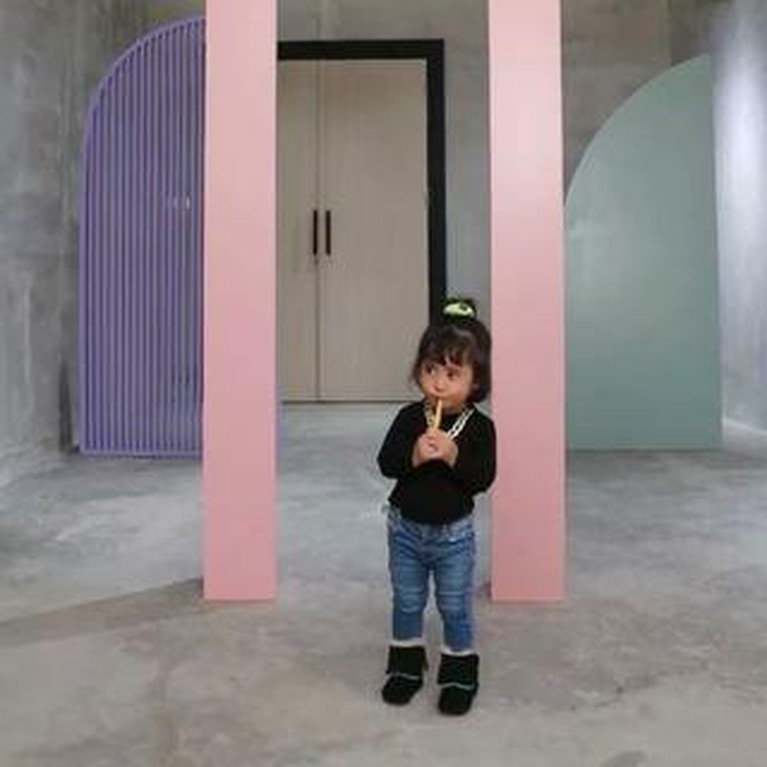 Style Rachel Vennya, Xabiru & Chava Saat Catwalk Bareng Kece Abis! Rachel Vennya membagikan sebuah video catwalk bareng kedua anaknya dengan style yang kece. Yuk intip!