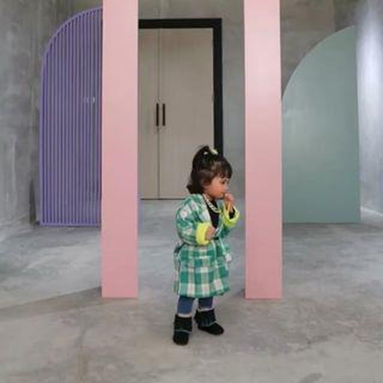 Style Rachel Vennya, Xabiru & Chava Saat Catwalk Bareng Kece Abis! Rachel Vennya membagikan sebuah video catwalk bareng kedua anaknya dengan style yang kece. Yuk intip!